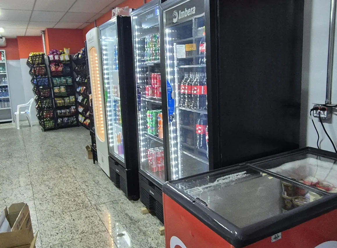 Loja com freezers e geladeiras em circuitos dedicados