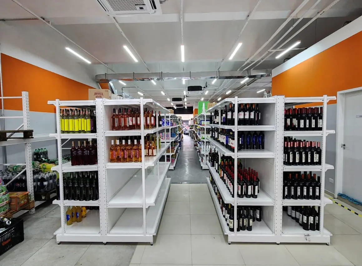 Corredor de loja de bebidas com iluminação e climatização