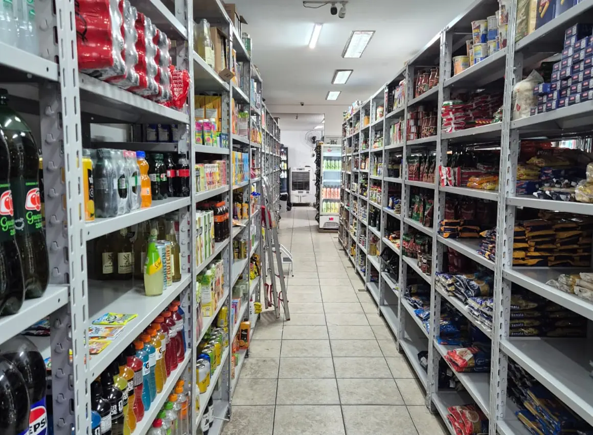 Mercado com corredores de prateleiras iluminados
