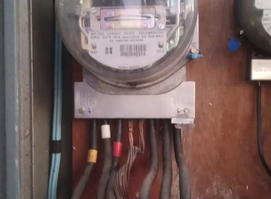 Medidor de energia em padrão de entrada