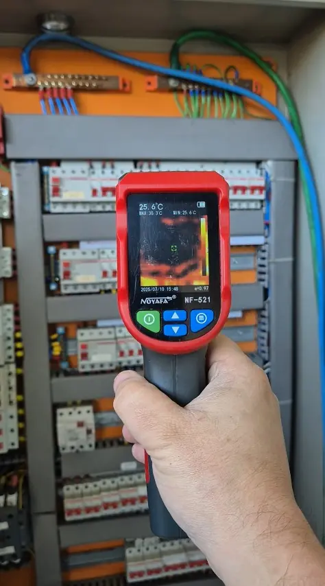 Câmera termográfica medindo a temperatura de um quadro elétrico