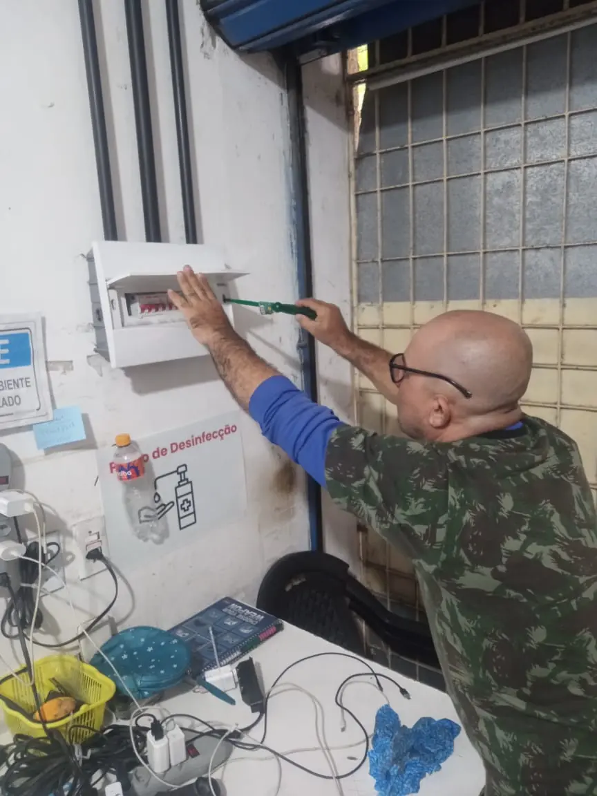 Eletricista fazendo manutenção em quadro de distribuição